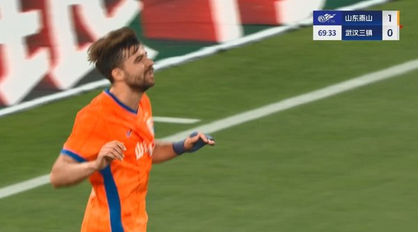 泰山2-0领跑  十人三镇！克雷桑传中，泽卡中路包抄破门完成双响