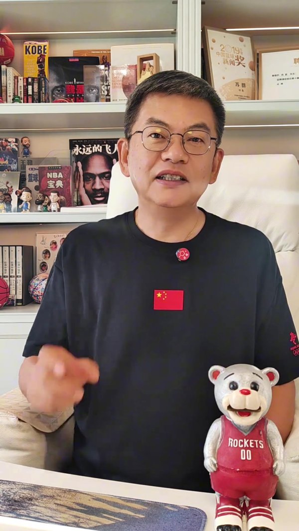 这比喻🤣惠特摩尔换2次轮！苏群：火箭这交易做的 只要两包辣条