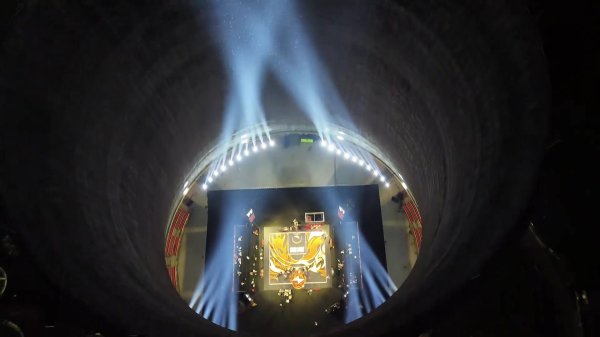 废弃建筑物再利用！洛阳新建的电站篮球赛  场从高空俯视也太酷炫了