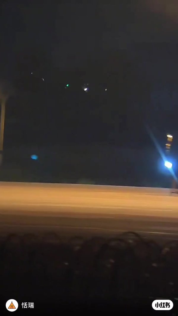 凌晨时分球迷在成都机场出口欢迎詹姆斯 酒店地下车库看到詹姆斯