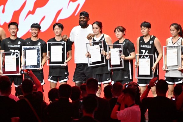 詹姆斯中国行成都站图集：赵睿&李梦等球星出席活动 老詹美美拍照