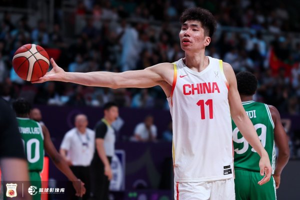 赵睿：余嘉豪在欧洲拉练的时候打得很好 来回跑、身体素质  是他的弱项