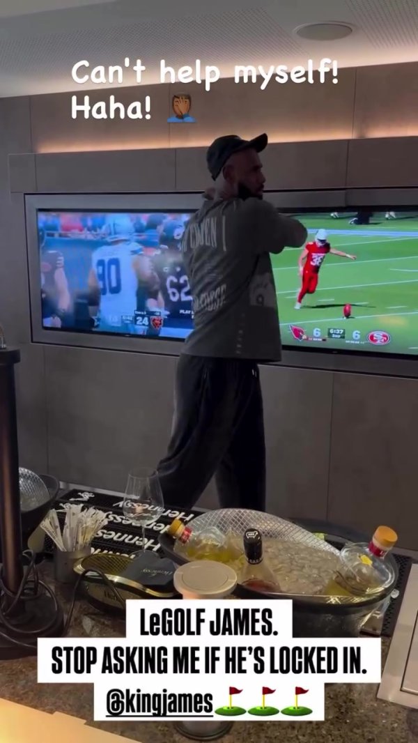 高尔夫球  瘾真大！现场观看NFL赛事   老詹不忘在包厢里面模拟挥几杆