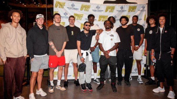 篮球赛  场外继续协作  ！老鹰队友参加特雷-杨基金会匹克球活动