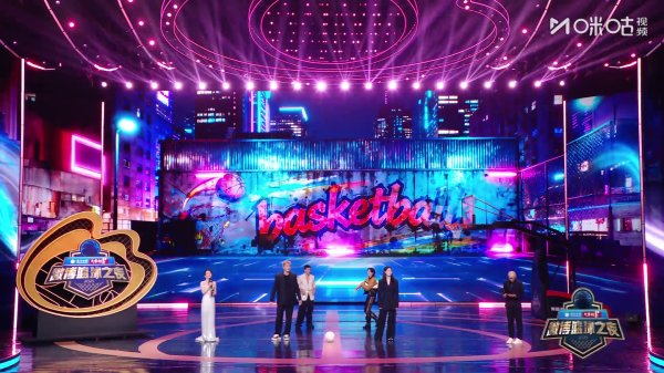 郭艾伦与王思雨台上赛事 艾伦为了抢球一把推开了思雨 郭艾伦与王思雨台上赛事 艾伦为了抢球一把推开了思雨