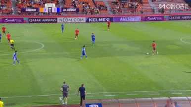 剑拔弩张! 于汉超铲球后与对手发生冲突, 随后裁判    出示警告