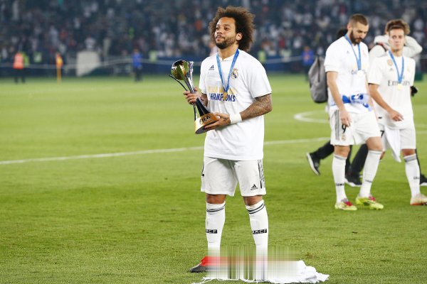 德屈佩: 我和三笘薰的协作  很好, 马塞洛是我学习的榜样