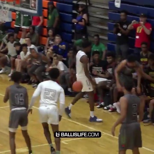 能兑现潜力吗？美媒晒库明加高中集锦：他在每个人头上完成灌篮