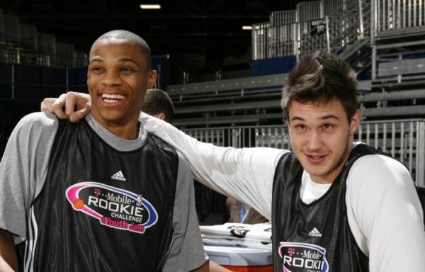 都没在联盟了!加里纳利晒10年明星赛周末与新秀赛队友威少合影 都没在联盟了!加里纳利晒10年明星赛周末与新秀赛队友威少合影