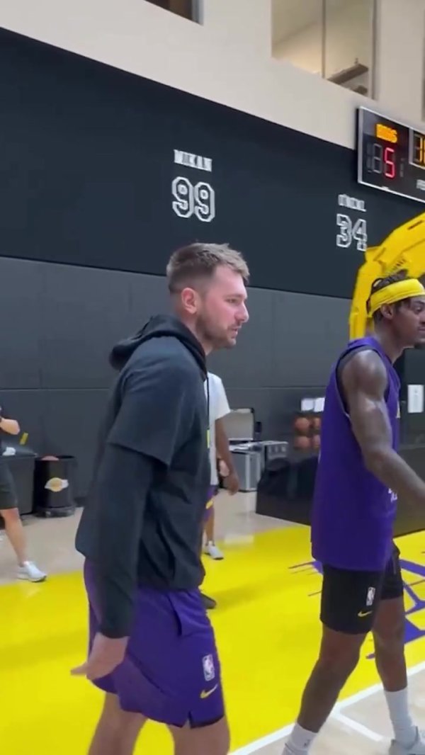 发福利啦！湖人官方晒昨日练习  后东契奇向全队赠送签名运动活动    鞋