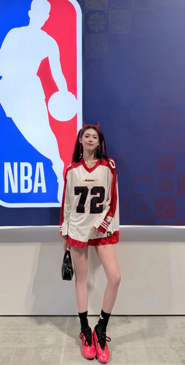 腿长两米~卓识晒观战NBA中国赛图集 上脚大红色哈登9代很显眼 腿长两米~卓识晒观战NBA中国赛图集 上脚大红色哈登9代很显眼