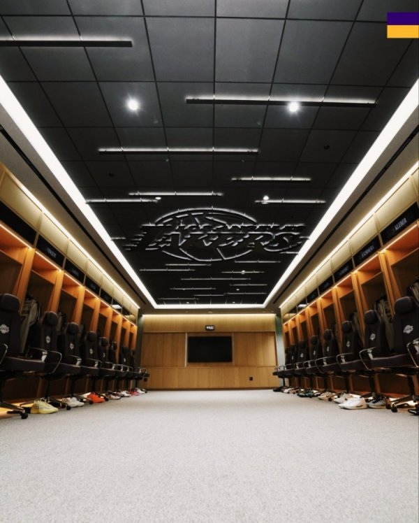 先睹为快！湖人官方晒照 球队全面升级更衣室迎接新赛季！