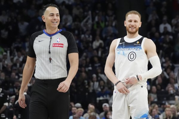 迪文:季前赛主要强调细节以及跑步肌肉记忆训练 我们还有很大提升空间 迪文:季前赛主要强调细节以及跑步肌肉记忆训练 我们还有很大提升空间