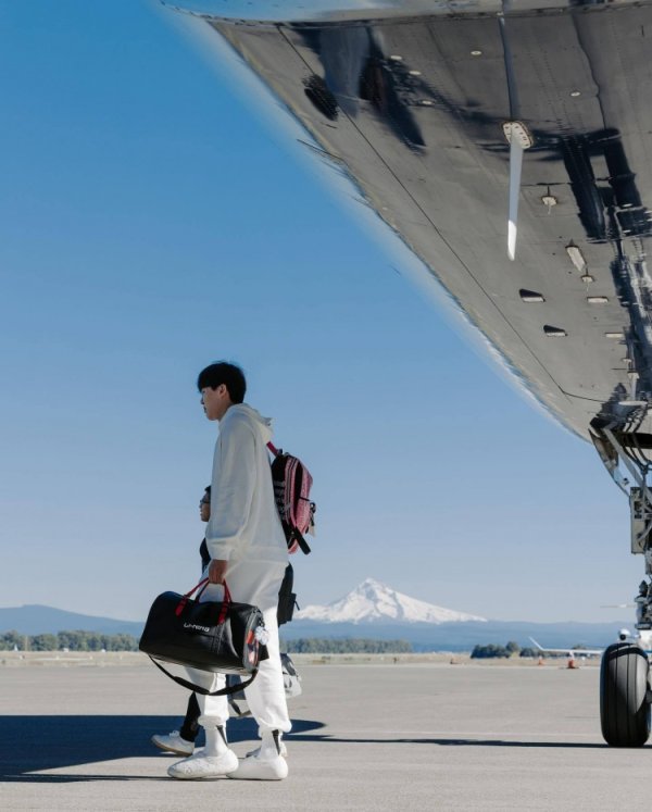 开拓者前往犹他客场应战 登机照 杨瀚森依然背着粉色小书包 开拓者前往犹他客场应战 登机照 杨瀚森依然背着粉色小书包