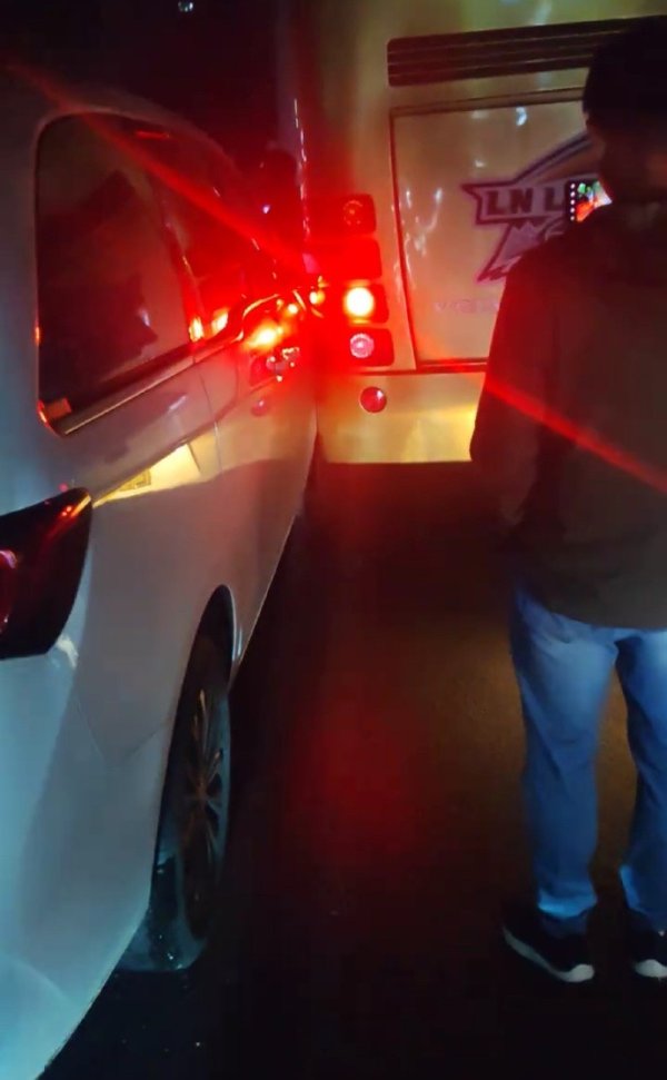 小意外！媒体人：辽宁男篮参加丹东赛前热身  赛 大巴与小车发生剐蹭