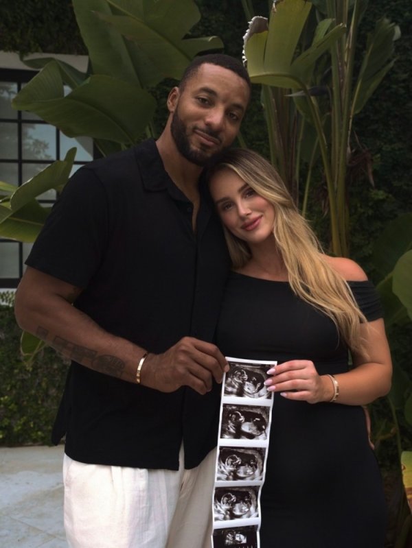 诺曼-鲍威尔宣布00后女友怀孕 女友颜值相当高