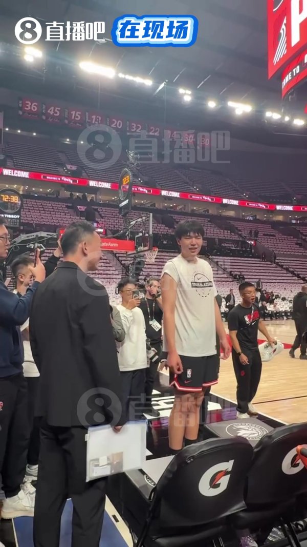 小吧现场直击：刘维伟和杨瀚森开心热聊 小杨将迎NBA常规赛首秀