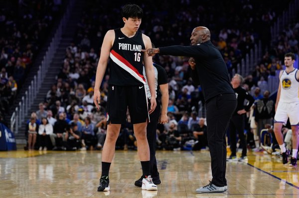 杨瀚森下半场仍未登场!媒体人:比分焦灼小杨这场很难再有机会了 杨瀚森下半场仍未登场!媒体人:比分焦灼小杨这场很难再有机会了