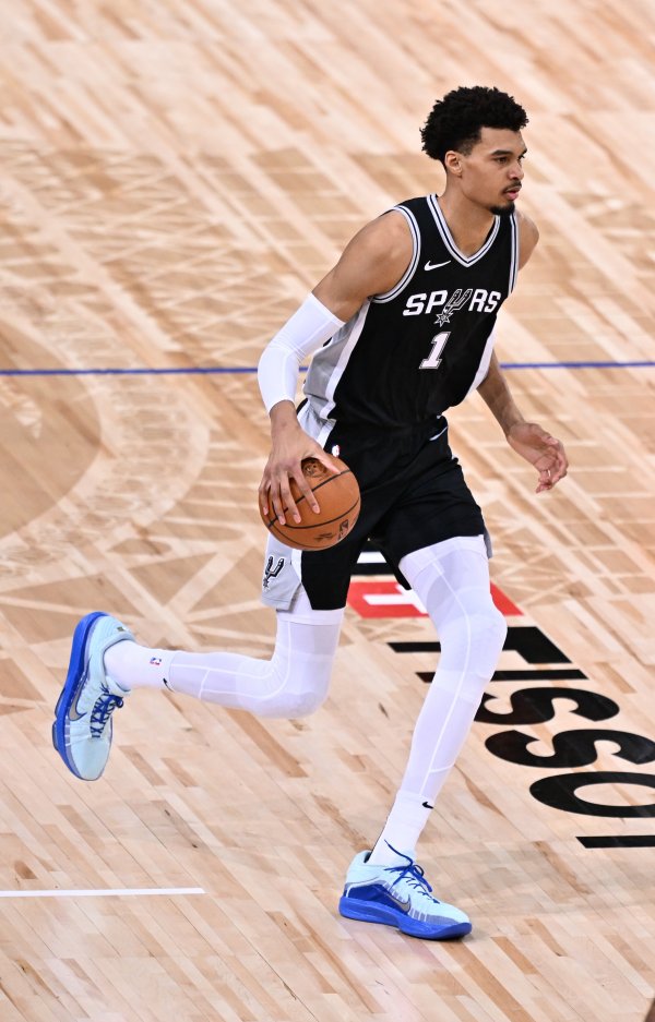 船记：好像有人指导文班亚马 让他少投外线&多去内线惩罚对手