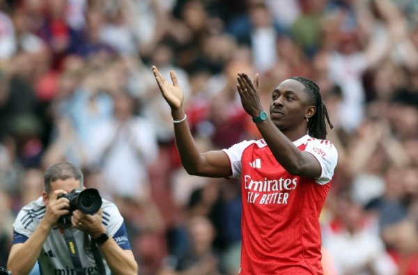 莱斯-费迪南德: 踢中场球员限制了埃泽的攻击  , 我觉得他是10号位球员